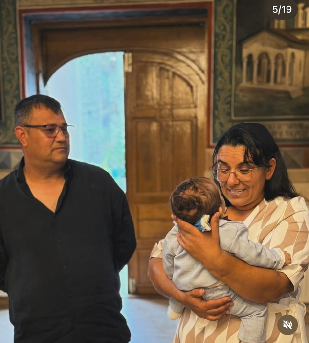 Mai rar așa ținută! Cum s-a îmbrăcat Oana Ciocan, soția lui Jador, la botezul secret al micuțului Avraam
