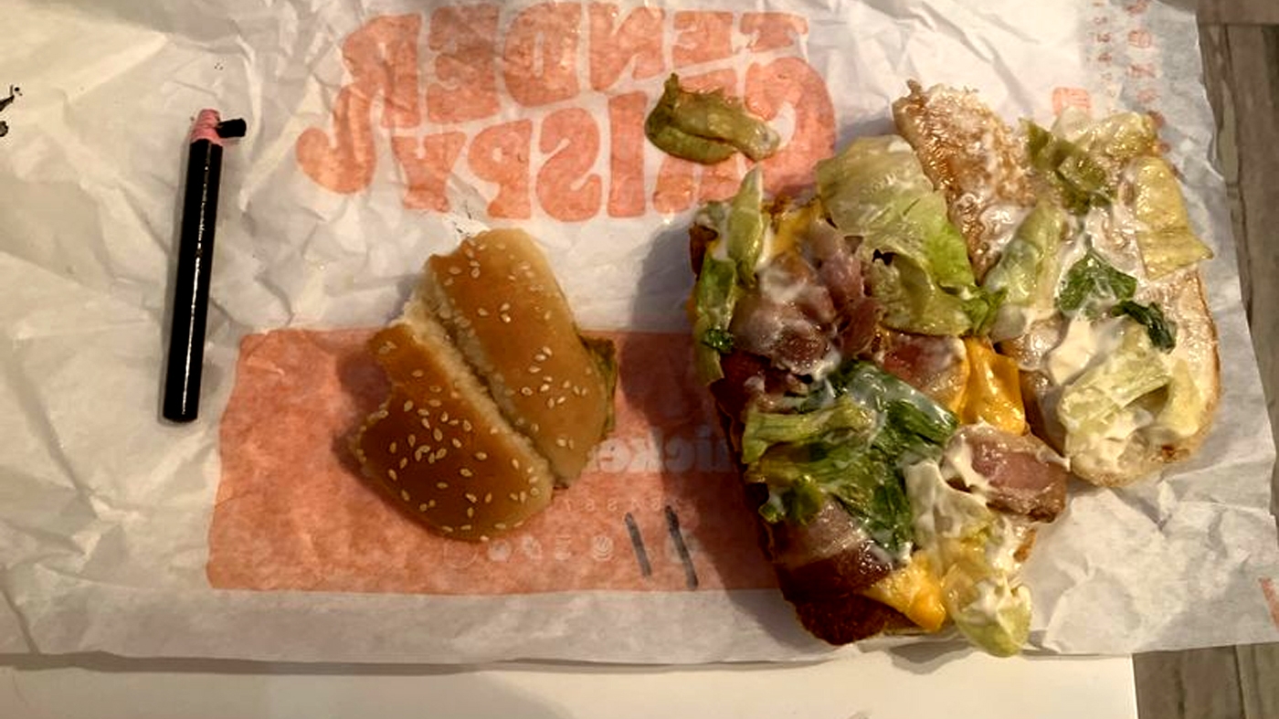 Ireal! Ce a găsit o femeie într-un sandwich Chicken Royale de la Burger King