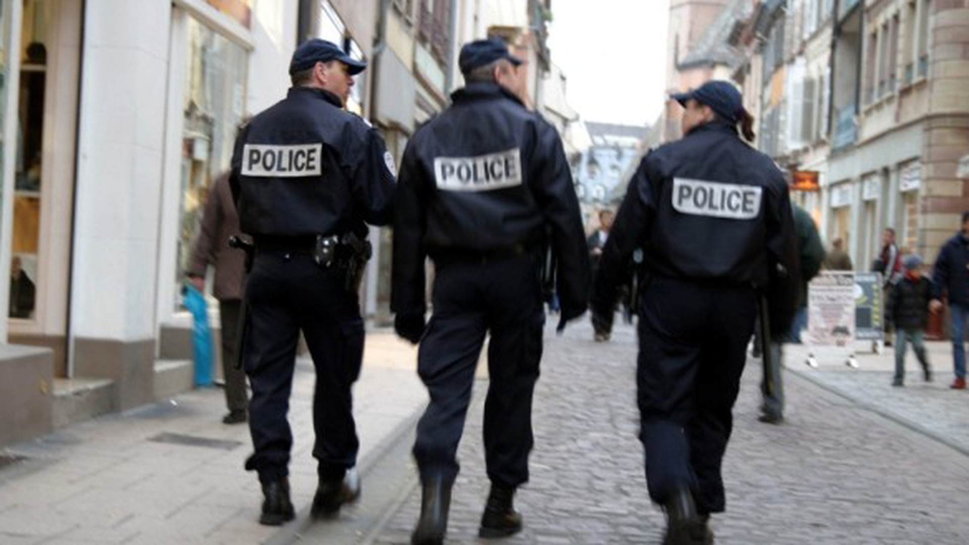 Politistii francezi au dat iama in romani! “Trebuie sa aplicam…”Ce se intampla in Paris