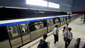 Metroul bucureștean, marcat de un nou incident. Un bărbat a alunecat, pe șine, în stația Unirii