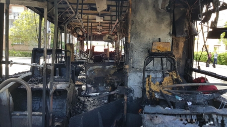 VIDEO. Un autobuz a luat foc și a explodat, în Arad, lângă un bloc. Mărturii exclusive
