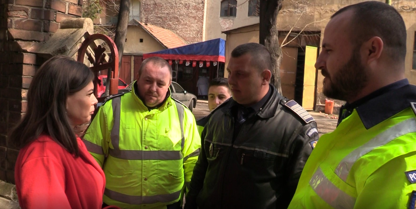 Cei patru polițiști au venit la spital să afle vești despre mama și copilul pe care i-au salvat