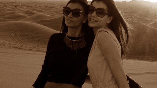 Surorile Monica si Ramona Gabor au pozat sexy in desert. Vezi detaliul BOLNAVICIOS care a stricat tot. "Asta e boala de la cap!"