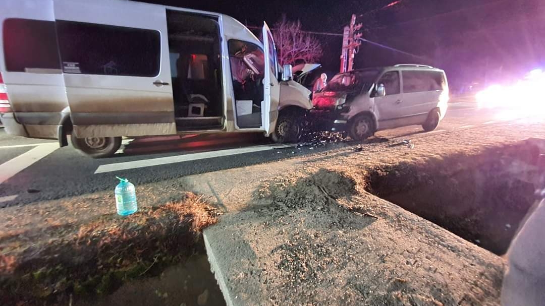 Accident grav pe DN 1C! A fost activat planul roșu, după ce două microbuze s-au ciocnit