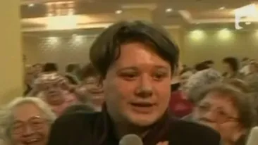 VIDEO De Ziua Femeii, Fuego nu daruieste, ci primeste flori! Zeci de octogenare s-au inghesuit sa-l sarute!