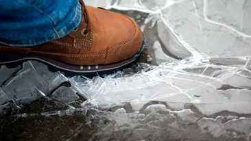 Cum topești gheața din curte fără să distrugi betonul amprentat. Cele mai sigure metode