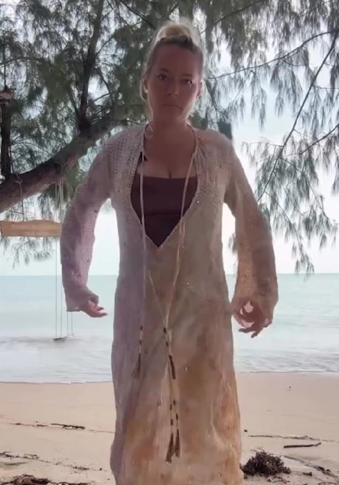 Cum arată Laura Cosoi în costum de baie, după 4 nașteri. Fanii au crezut că nu văd bine!