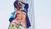 ALEXANDRA STAN s-a dus să se bronzeze... pe dig! Nu i-a păsat de turişti şi le-a arătat posteriorul aproape complet gol!