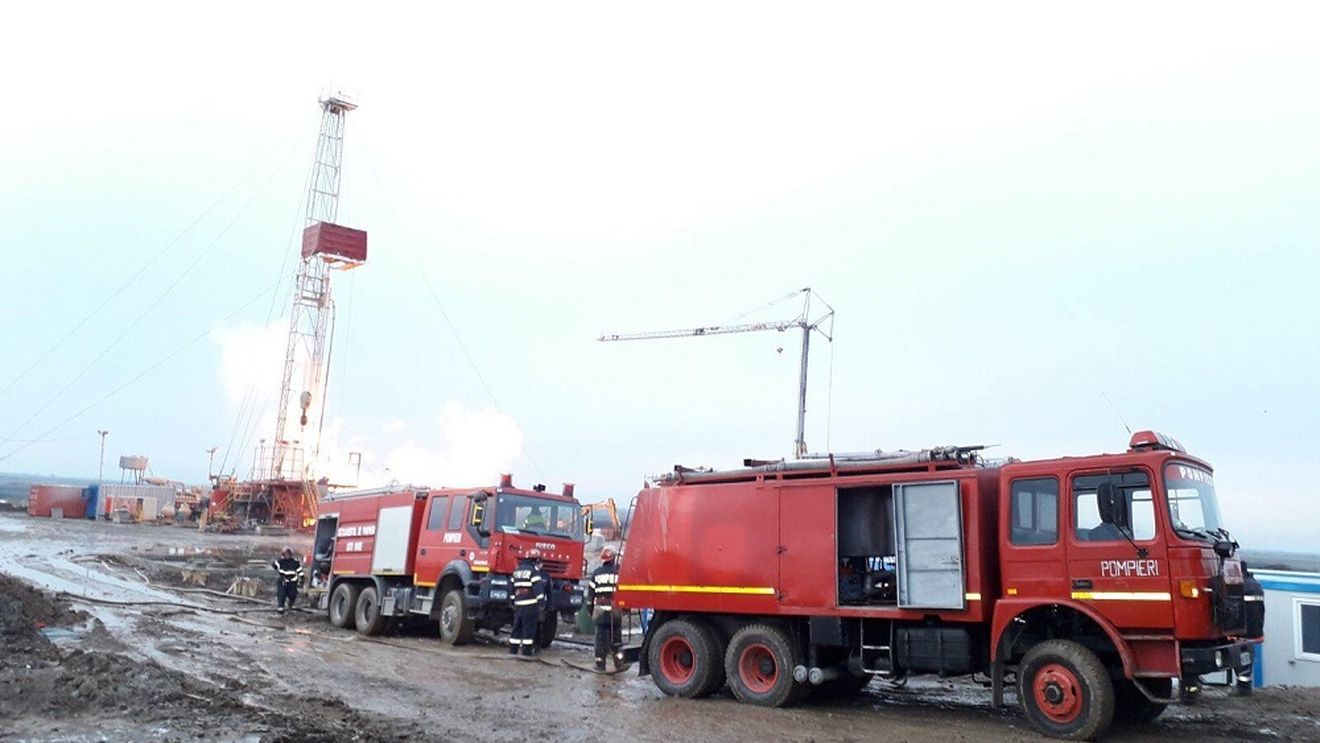 Pericol de explozie în Satu Mare, după ce un incendiu violent a izbucnit la o sondă de gaz! Pompierii intervin cu dificultate