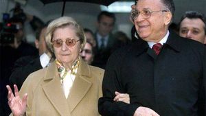 Decizie-şoc! După 66 de ani de căsătorie, Ion Iliescu îşi distruge albumele de familie. Care este explicaţia neaşteptată