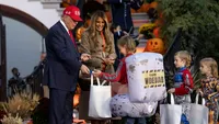 Melania și Donald Trump au avut un Halloween pe cinste! Cum au decorat Casa Albă și ce au primit copiii din partea lor