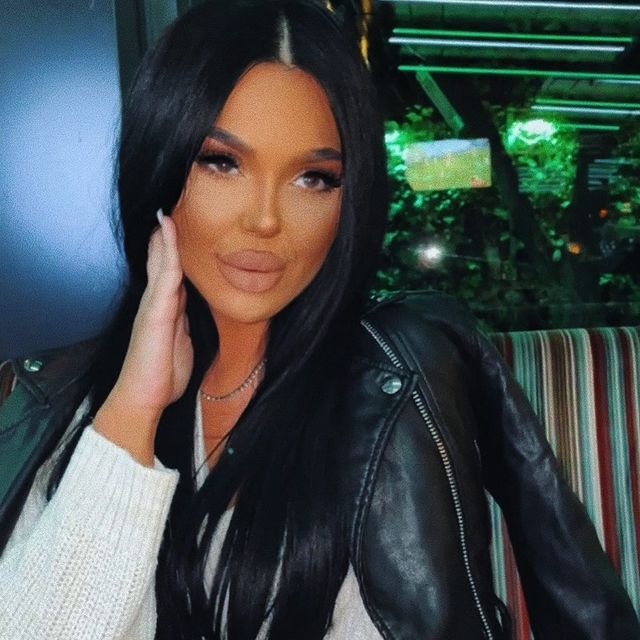 Andra e o brunetă foarte sexy