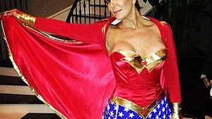 Ups! A dat-o-n bara! Mama lui Kim Kardashian, costumata in Wonder Woman, cu sfarcul la vedere!