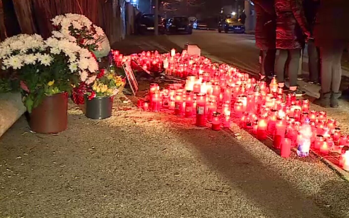 Zeci de lumânări și flori au fost depuse la locul accidentului