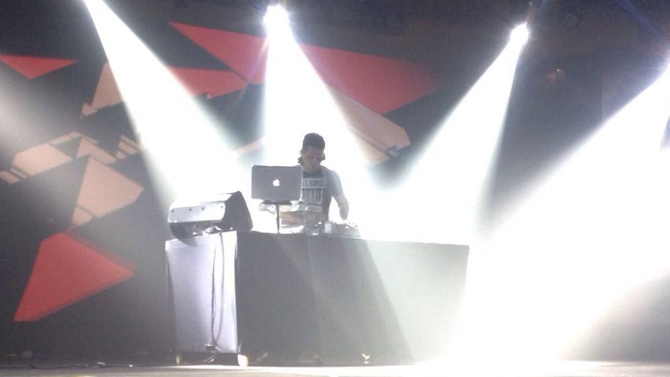 VIDEO / Un cunoscut DJ a murit sub privirile fanilor, după ce scena s-a prăbuşit! Imaginile dure ale tragediei