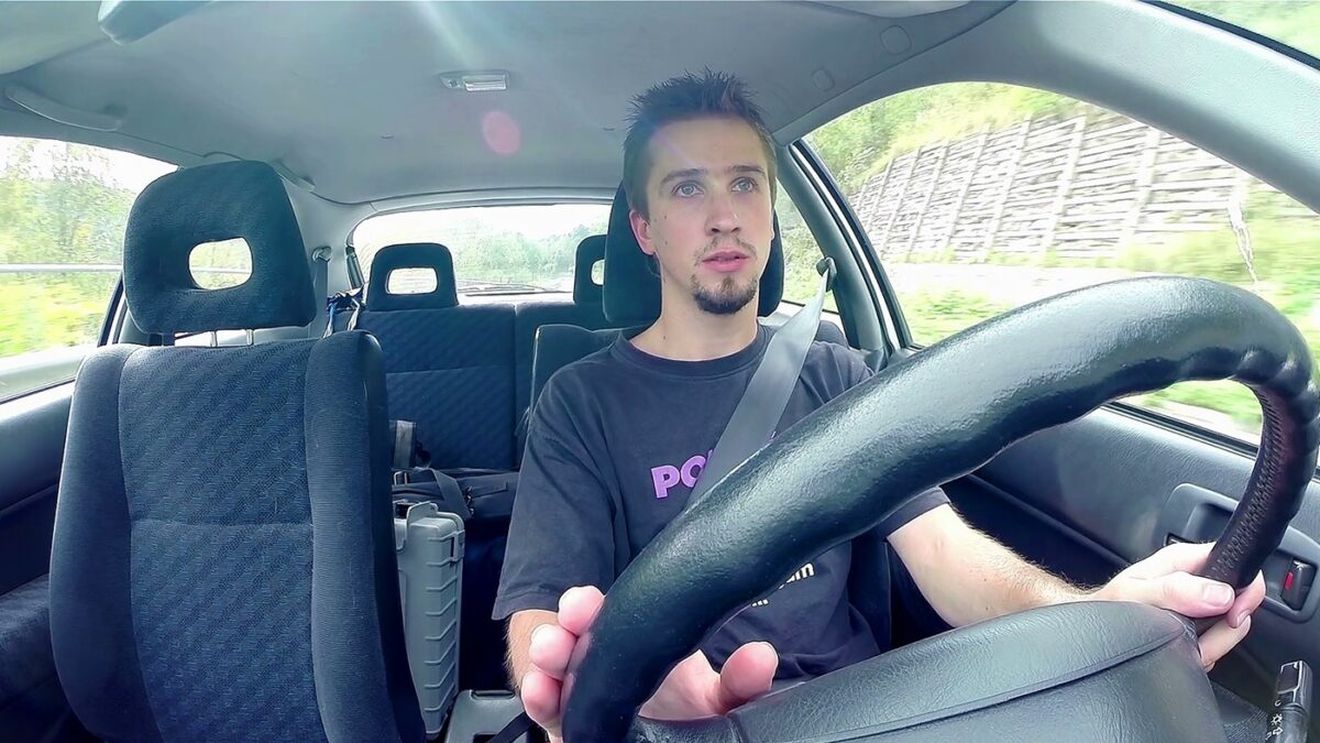 Care este melodia cea mai periculoasă pentru șoferi, dacă o ascultă la volan. E una dintre preferatele românilor!