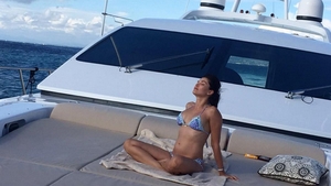 Nu zici că e gravidă în luna a patra. ALINA PUŞCAŞ şi-a etalat burtica la plaja 