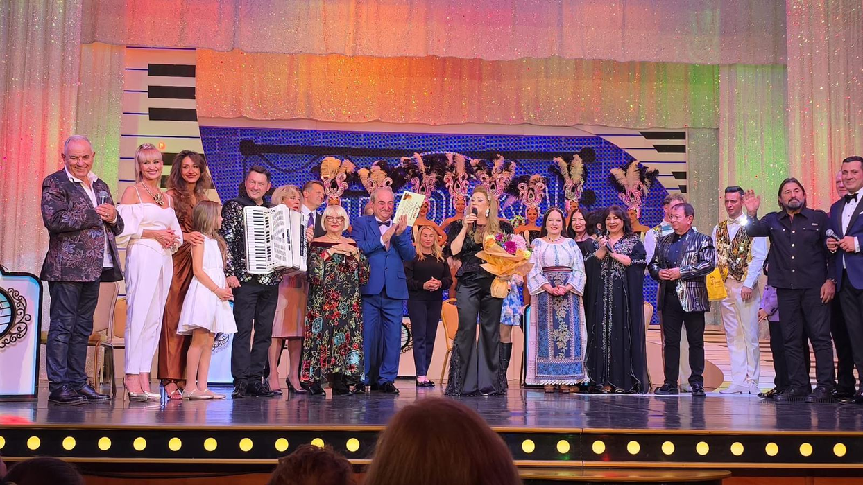 Mirabela Dauer, celebrată de artiști și prieteni într-o seară de neuitat. Trio-ul Simona Florescu, Ioana Dichiseanu și Anastasia a fost ecoul generațiilor care se întâlnesc în cântec