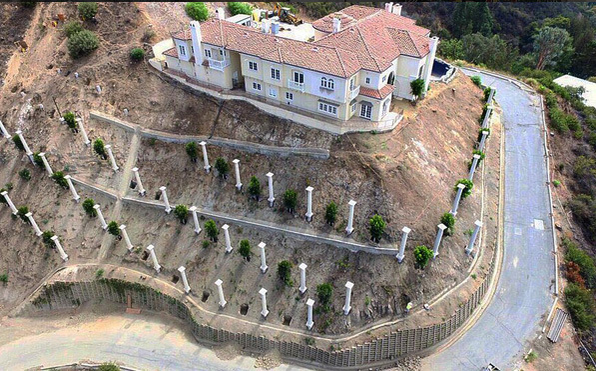 Imagini fabuloase cu cea mai nouă proprietate a designerului Philipp Plein. Castel de 27.000.000 $ pentru celebrul logodnic al româncei Andreea Sasu!