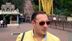 Nu toti oamenii pot privi imaginile de mai jos. Uite cum isi spala indienii pacatele!