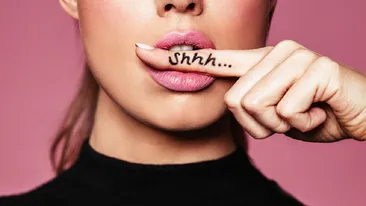 Savuros! Ce mesaj i-au lipit vecinii unei femei, pe ușă, după ce a făcut amor zgomotos cu soțul său: „Împrumută-l și altora”