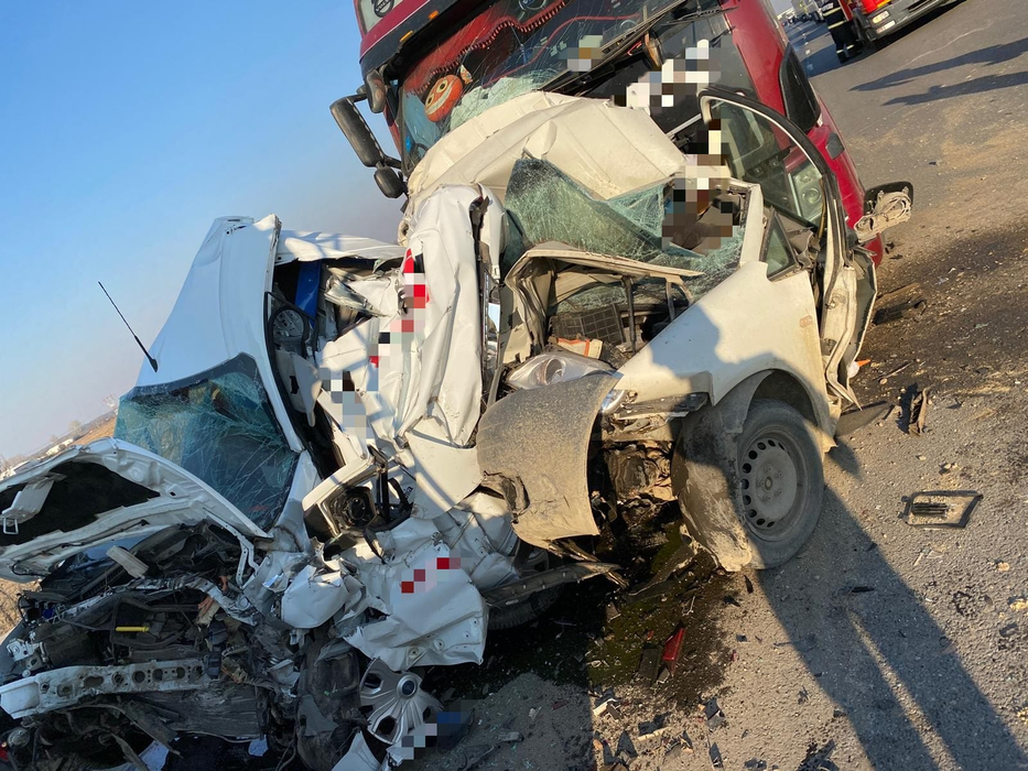 Accident cumplit pe A1! Mașinile s-au transformat în mormane de fiare. Șoferii nu au avut nicio șansă