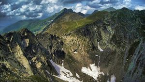 Acțiune dificilă a salvamontiștilor pentru salvarea unui turist căzut în zona Vârfului Moldoveanu