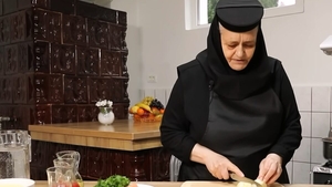 Maica Maria de la Mânăstirea Brebu ne pregătește în prima zi de post tocănița de ceapă cea dulce și tihnită