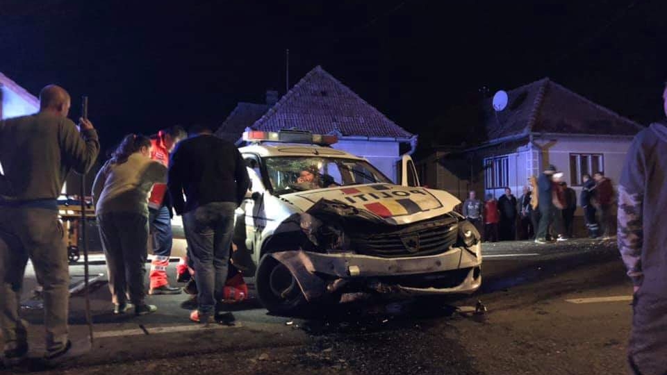 Mașină de poliție, în misiune, a fost implicată într-un accident de circulație