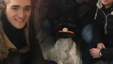 Imagine incredibilă din trenul Iaşi – Timişoara! A fost atât de frig, încât pasagerii au construit un... om de zăpadă