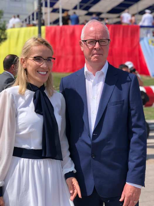 Ramona Ioana Bruynseels îi face concurență lui Carmen Iohannis. Ce ținută a purtat contracandidata lui Klaus Johannis de ziua Marinei