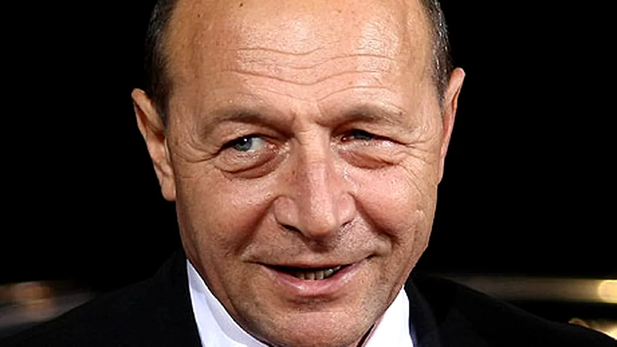 Traian Băsescu ia atitudine: Iubitorii de câini să ia maidanezii acasă. Cei neadoptaţi să fie eutanasiati. Esti de acord cu el?