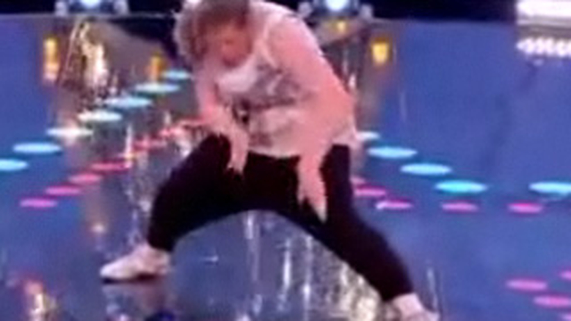 VIDEO Esti plinuta si nu prea stii sa dansezi? Ia lectii de la o blonda "neexorcizata"