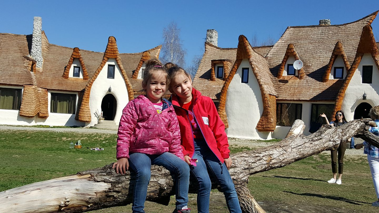 Anastasia (foto dreapta ), alături de surioara ei mai mică, Rebeca.