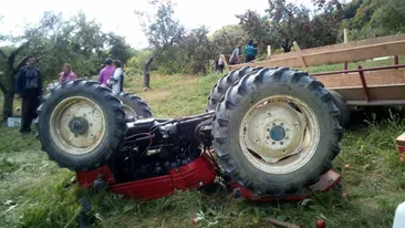 Accident grav în Dâmbovița. Un șofer a fost strivit sub tractor, la cules de mere