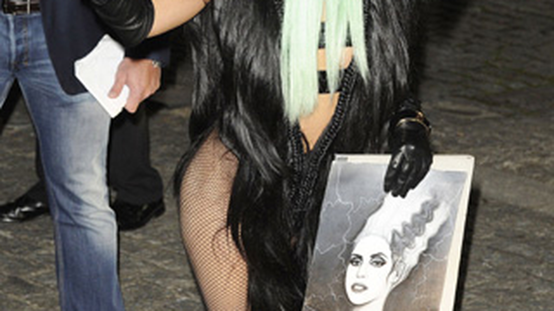 GaGa face pe sperietoarea intr-o noua tinuta excentrica