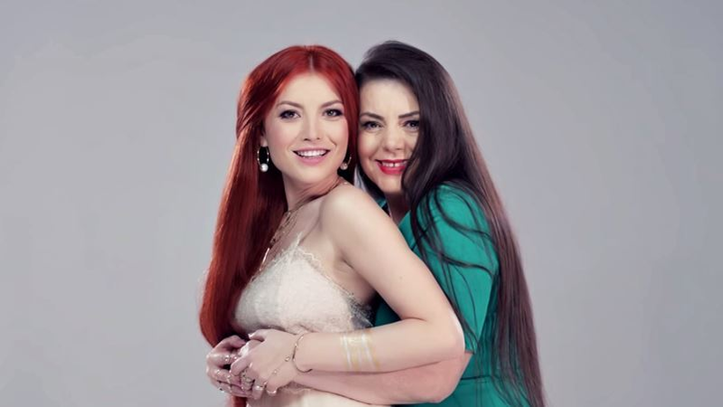S-a aflat de unde moşteneşte Elena Gheorghe frumuseţea. Cântăreaţa a postat o fotografie care a dat-o de gol