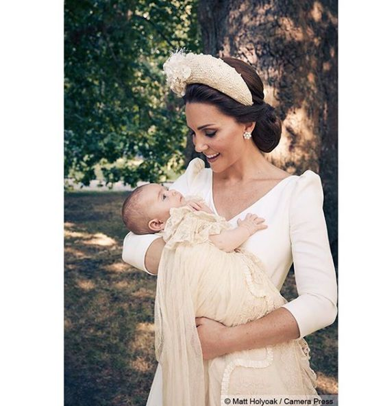 Primele imagini oficiale de la botezul Prințului Louis de Cambridge!