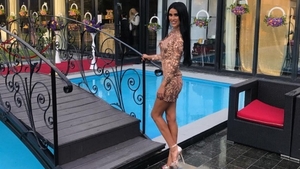 Daniela Crudu, la proba costumului de baie! Bruneta a încins atmosfera când a ieşit aşa la plajă
