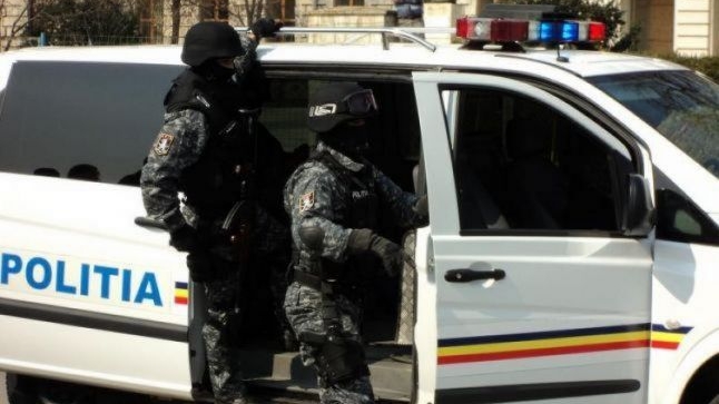 Bătaie cu topoare şi săbii la Târgu-Jiu! Un bărbat de 38 de ani a fost rănit