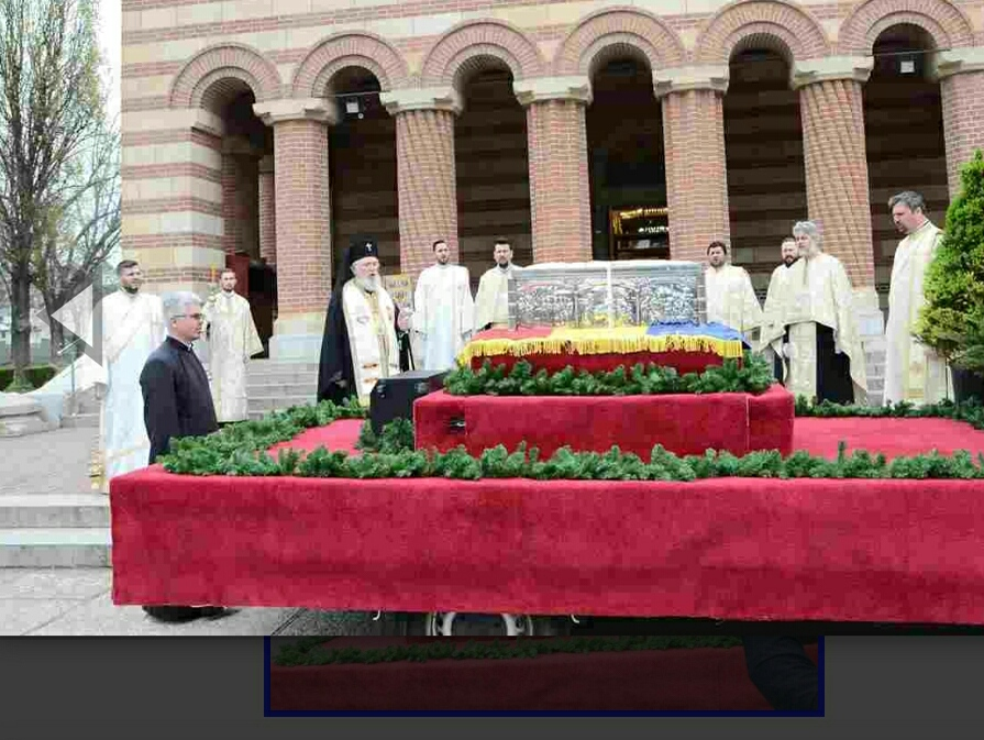 Procesiune la Târgoviște pentru încetarea pandemiei de coronavirus. Medicii au ieșit în fața spitalului și s-au rugat