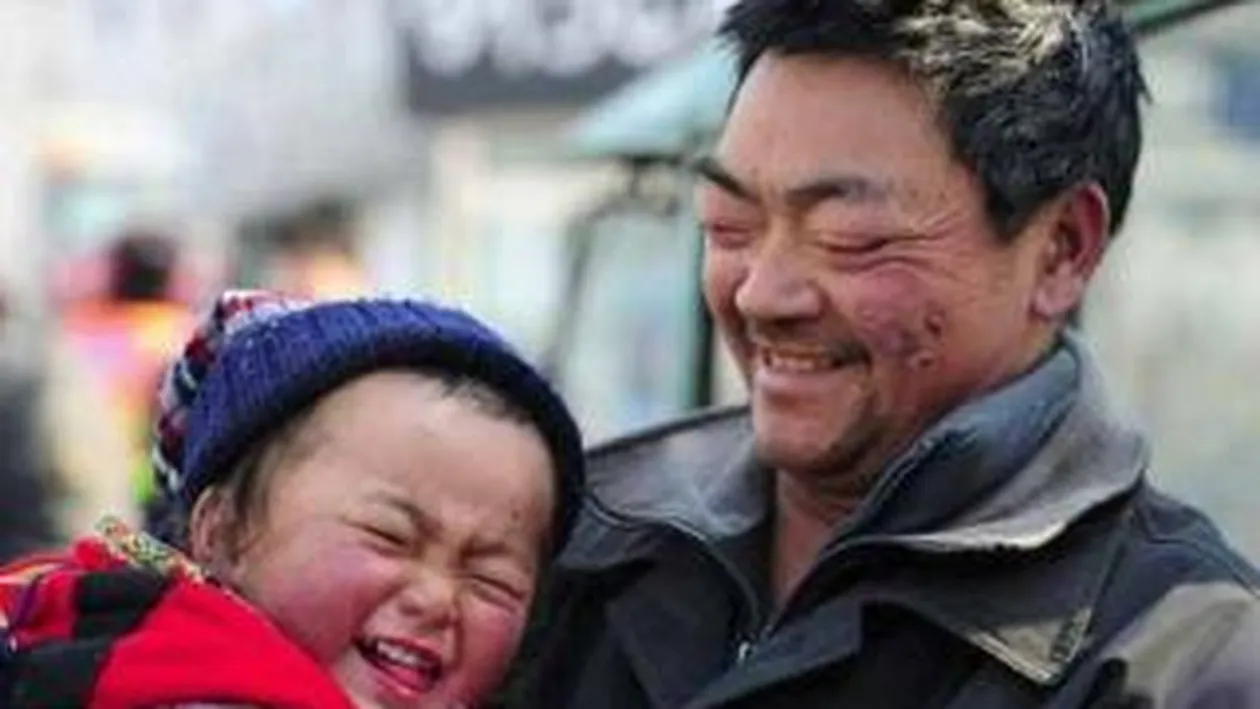 FOTO Micutul chinez legat cu lanturi de un stalp a fost inscris la scoala