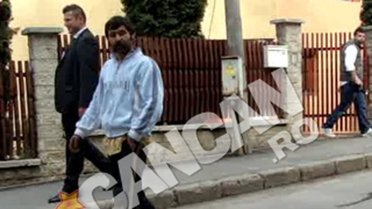 VIDEO EXCLUSIV Musafir nepoftit la nunta Nicoletei Luciu. Un barbat mort de beat era sa le strice cheful mirilor!. Uite cum au reactionat garzile de corp!