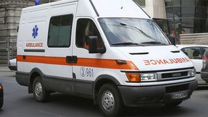 Aproape o sută de angajate ale unei frabrici de confecţii din Calafat, la spital după ce s-au intoxicat cu insecticid