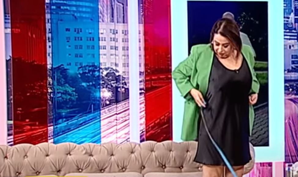 Îmbrăcată într-o rochie scurtă și sexy, Oana Roman a făcut proba centimetrului în direct, la TV: “Oamenii sunt foarte ușor de manipulat”