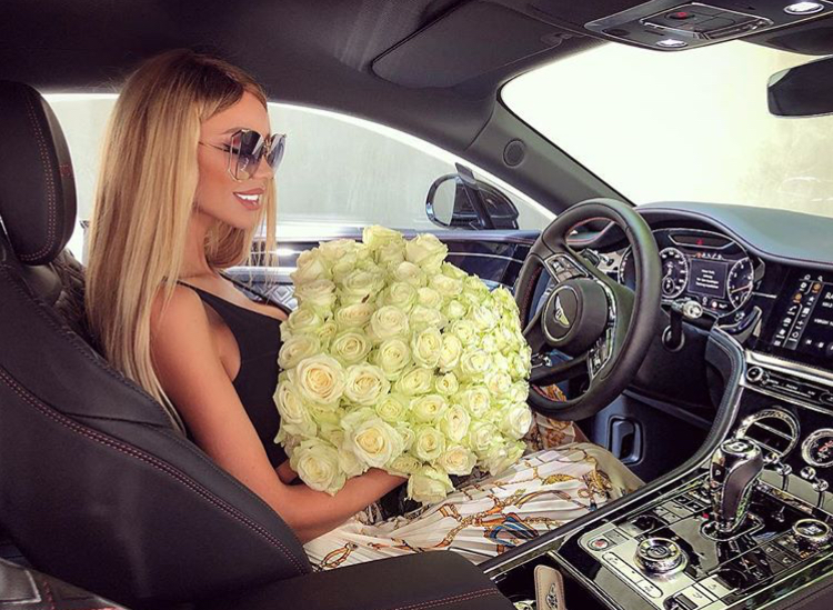 Bianca Drăgușanu e asaltată cu zeci de buchete superbe de flori
