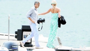 George Clooney se hotaraste greu. Si-a primit iubita in casa dupa un an
