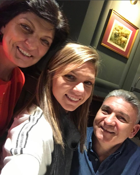 SIMONA HALEP s-a pozat alături de părinţii ei, apoi a făcut anunţul! „Cei mai fericiţi bunici!”