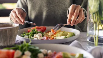 Cum îți construiești o farfurie echilibrată fără să numeri caloriile. Ce alimente ar trebui să conțină fiecare masă