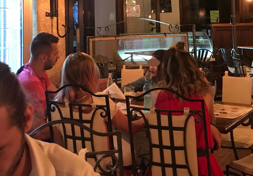 Tristan Tate, alături de trei tinere la un restaurant, în Ploiești